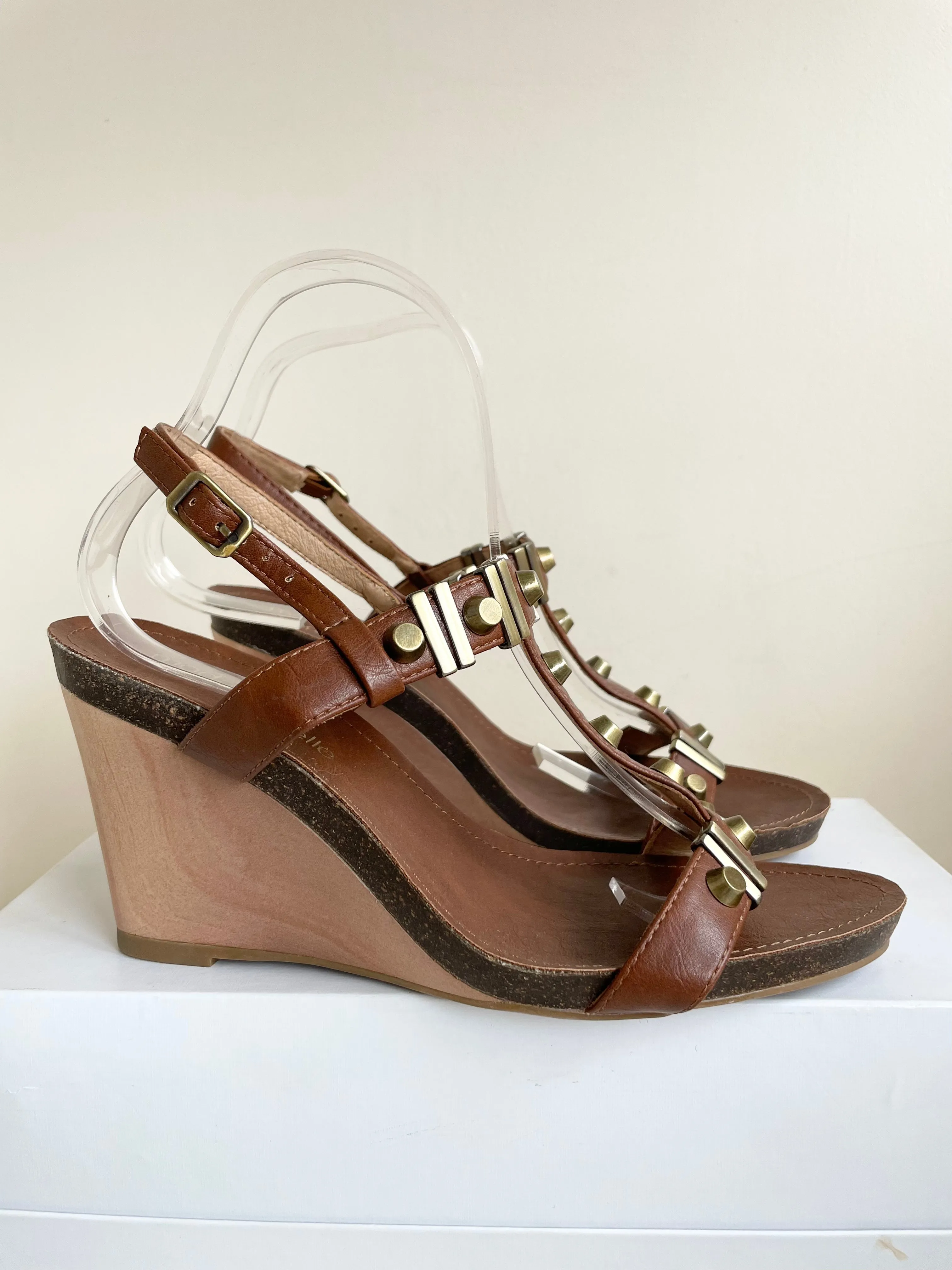 BRAND NEW MODA IN PELLE BROWN & BRASS TRIM WEDGE HEEL SANDALS SIZE 7/40