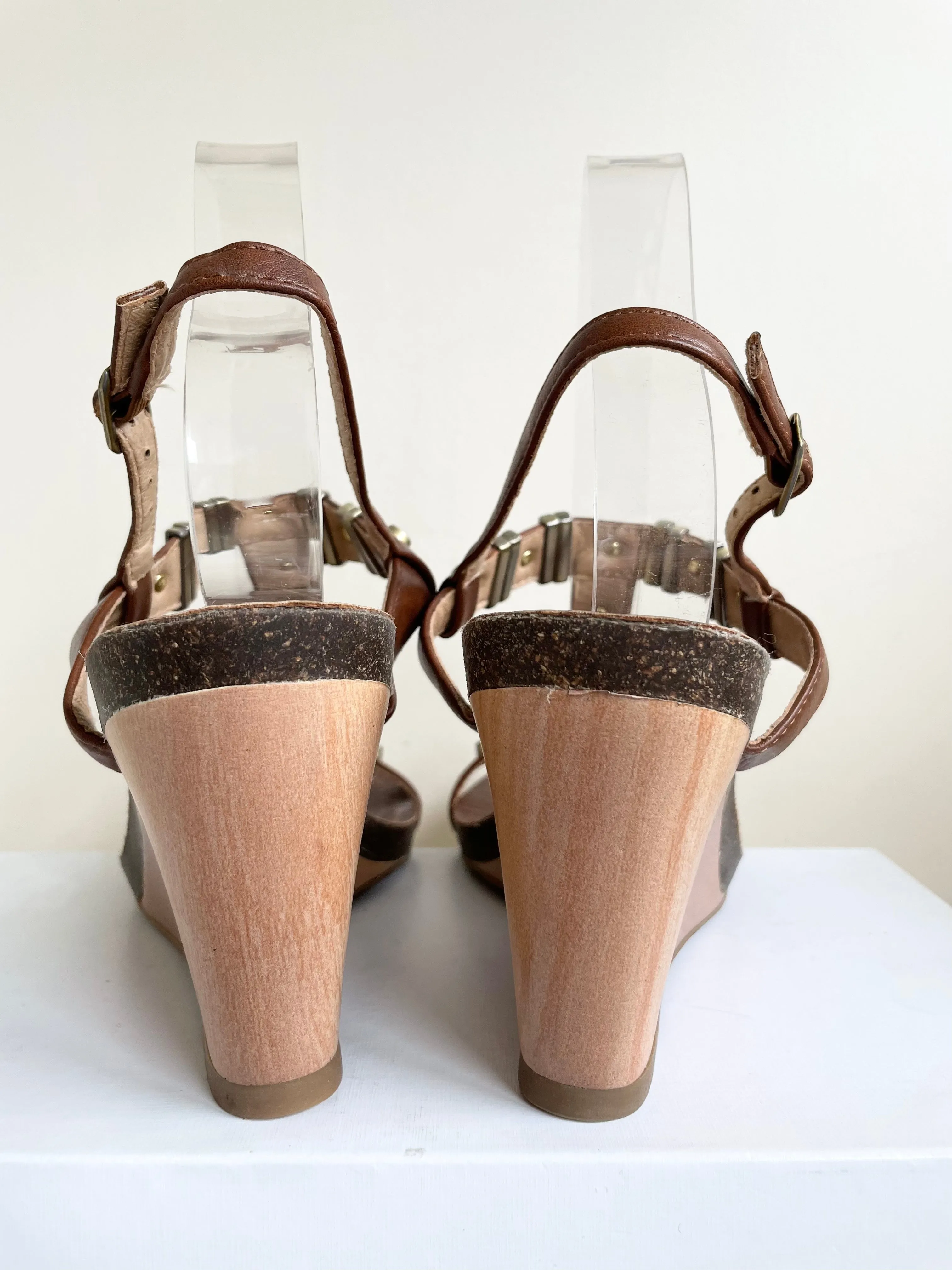 BRAND NEW MODA IN PELLE BROWN & BRASS TRIM WEDGE HEEL SANDALS SIZE 7/40