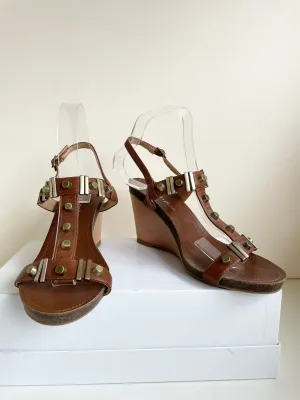 BRAND NEW MODA IN PELLE BROWN & BRASS TRIM WEDGE HEEL SANDALS SIZE 7/40