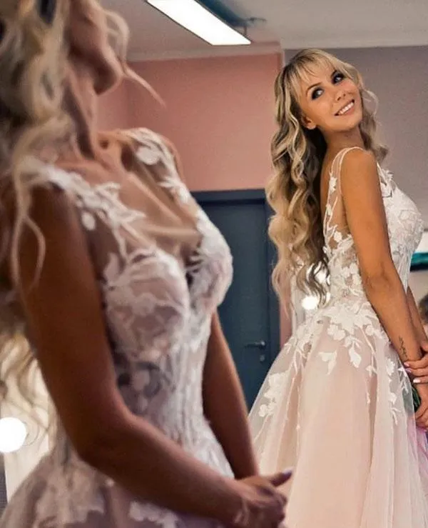 Floral Applique  A-line Beach Wedding Dresses Backless Wedding Gown TN227