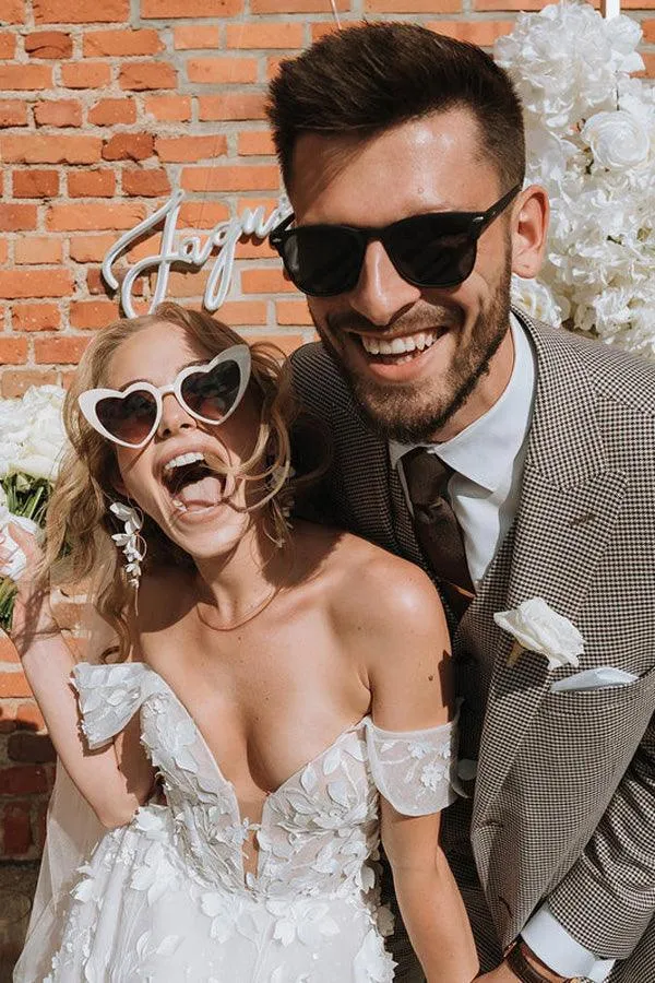 Off The Shoulder 3D Flower Beach Wedding Dresses Boho Wedding Dress TN332