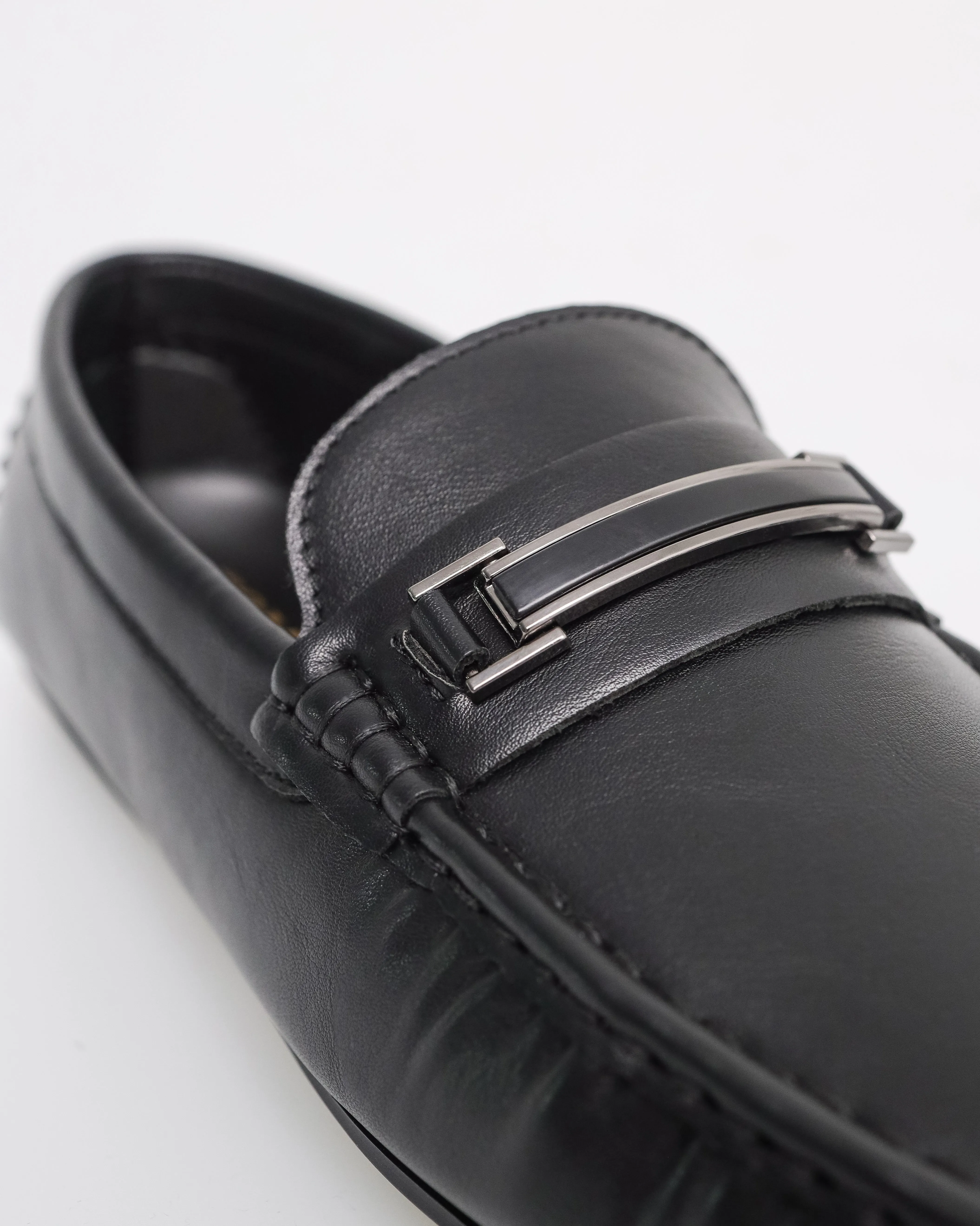 Tomaz C618 Men's Metallic Charm Buckle Moccasins